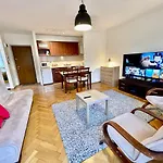 Raven Metro Fast Wifi 70'tv Netflix Hbomax Appletv Apartment Warschau